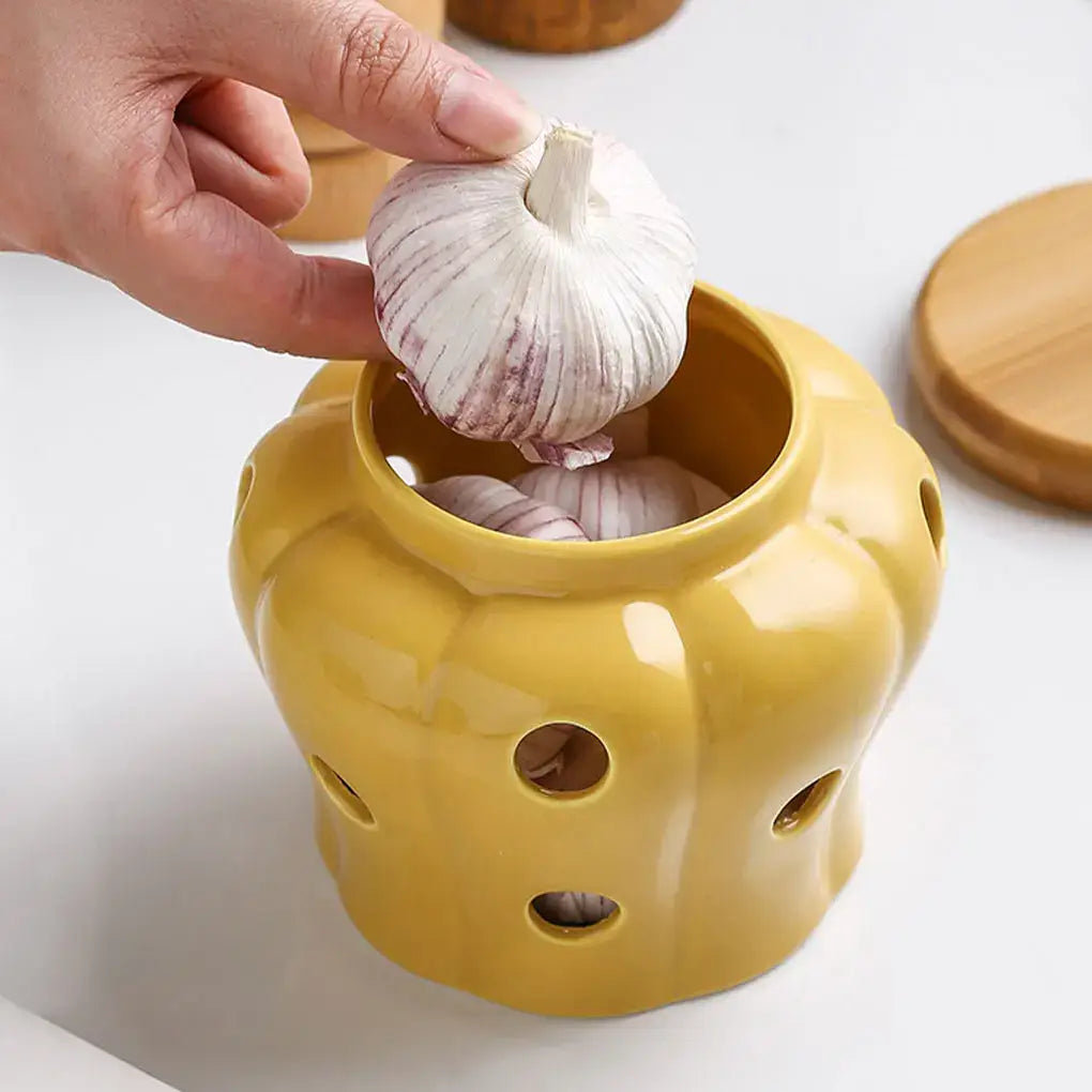 Garlic keeper in ventilated yellow ceramic, ideal for storing ceramic garlic.