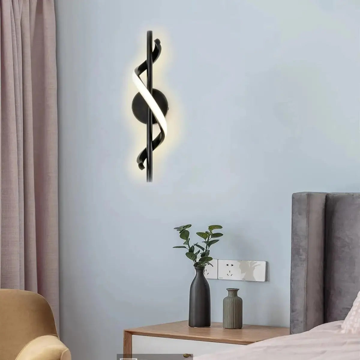 Arandela Dourada Sensacional com Design Espiral e Iluminação Suave Compre agora Ricaly