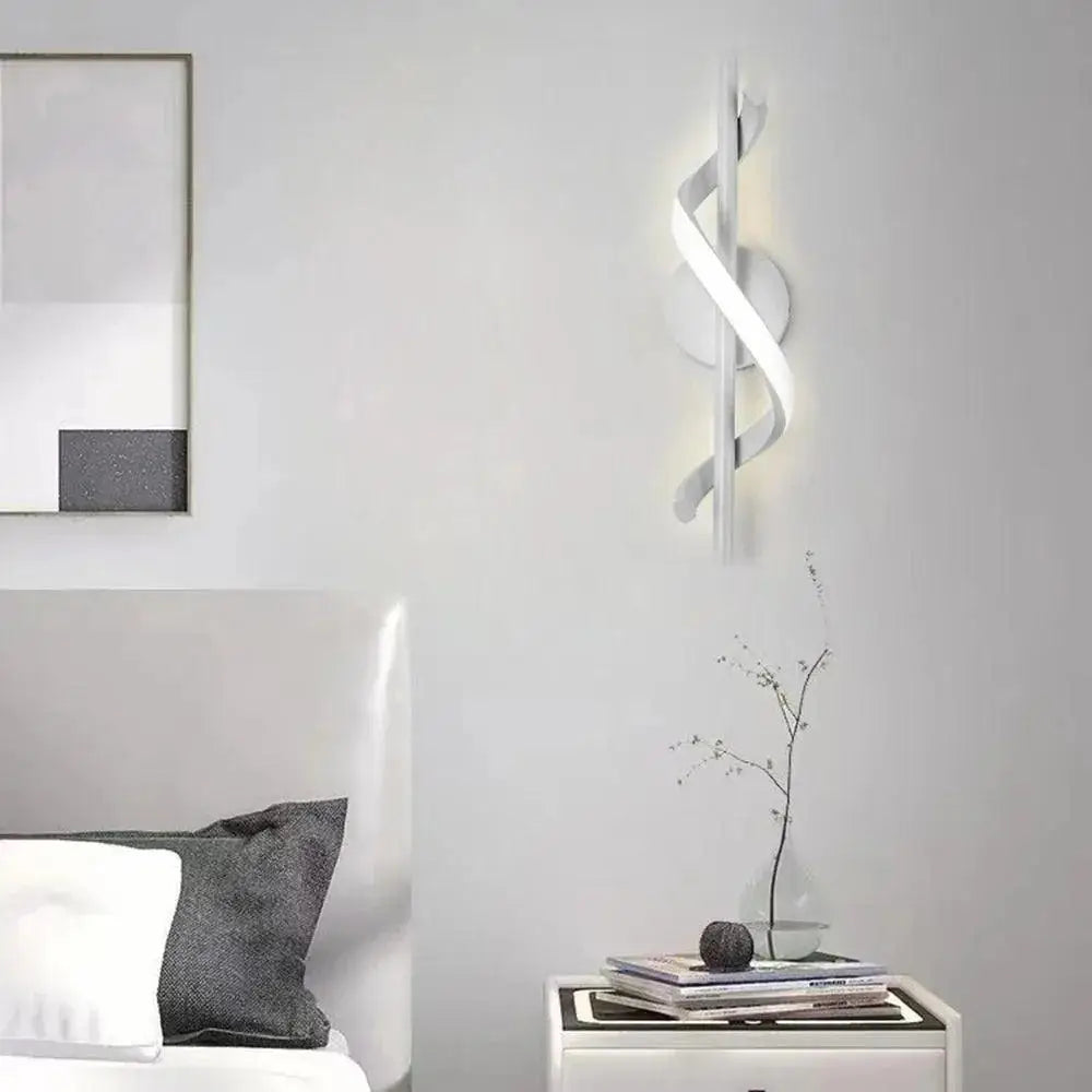 Arandela Dourada Sensacional com Design Espiral e Iluminação Suave Compre agora Ricaly