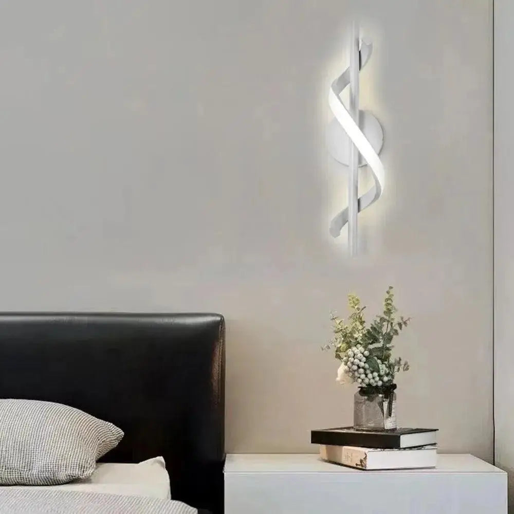 Arandela Dourada Sensacional com Design Espiral e Iluminação Suave Compre agora Ricaly