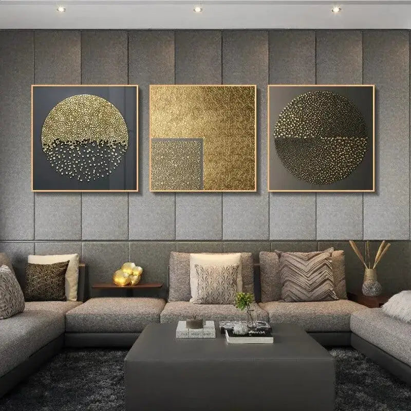 Imagem de sala moderna com arte abstrata dourada e minimalista Ricaly