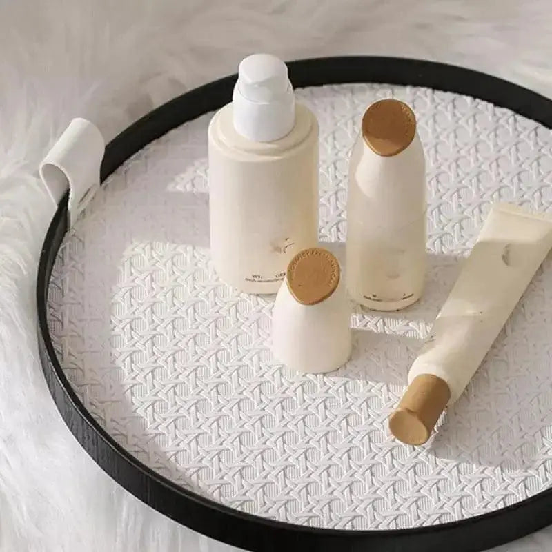 Conjunto de produtos de skincare bege na bandeja banheiro decorativa Redonda Estilo Ricaly