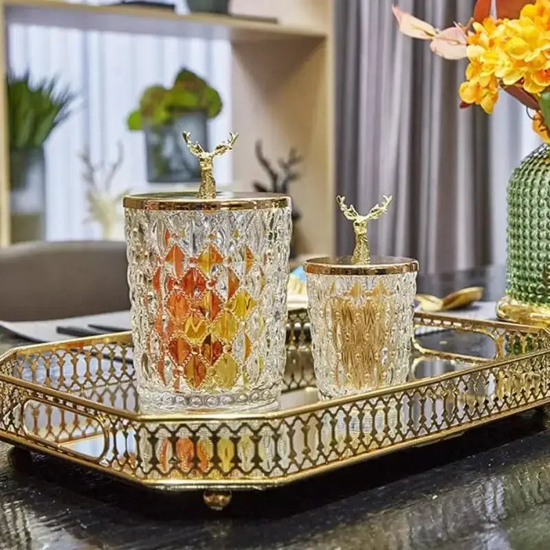 Jarras de vidro decorativas com tampas de cervo na bandeja dourada Ricaly