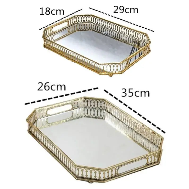 Duas bandejas decorativas espelhadas com moldura dourada para organização banheiro