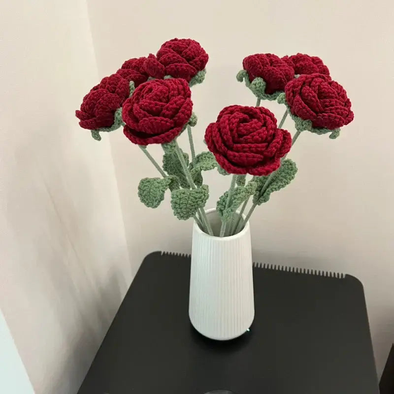 Buquê de Rosas Tricotadas Vermelhas em Vaso Branco Compre agora Ricaly