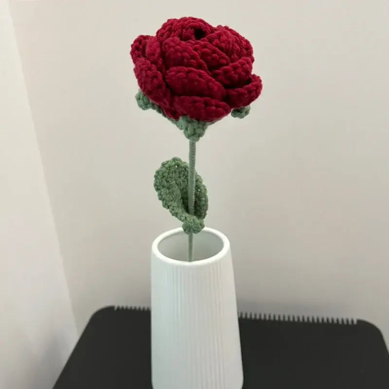 Buquê de Rosas Tricotadas Vermelhas em Vaso Branco Compre agora Ricaly