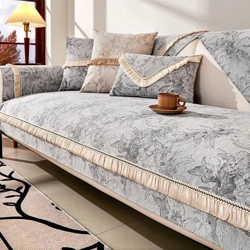 Sofá com padronagem floral, franja nas bordas, modelo Capa Sofá Chenille Antiderrapante Ricaly