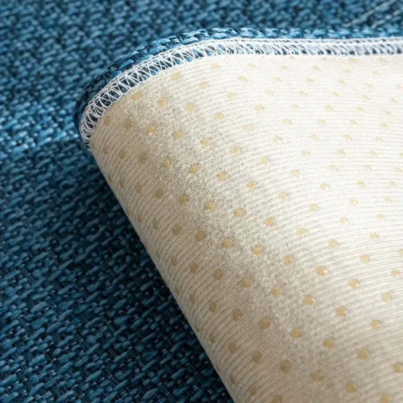 Tapete com textura azul e backing antideslizante para sofá Ricaly 70x70cm