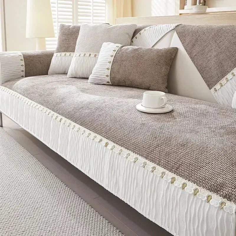Sofá elegante com almofadas decorativas e detalhes em Ricaly Capa Sofá Chenille A2