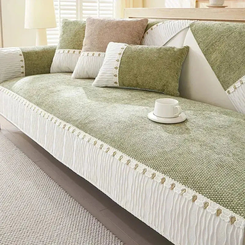 Sofá verde com almofadas decorativas e acabamento branco na Capa Sofá Chenille Ricaly