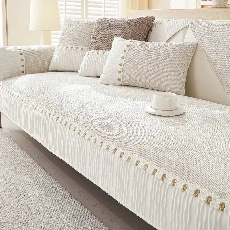 Sofá branco elegante com almofadas decorativas na Capa Sofá Chenille Antiderrapante Ricaly