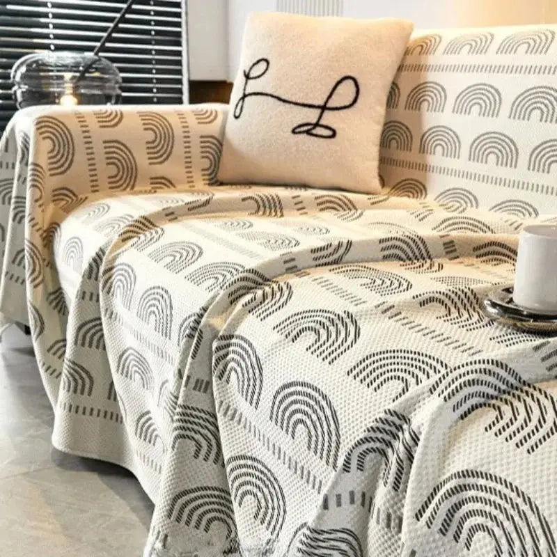 Manta decorativa para sofá com padrão e travesseiro no produto Capa Sofá Ricaly