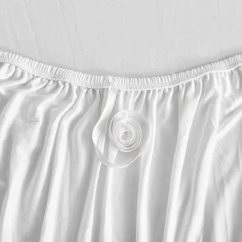Fronha branca com fita e roseta para Capa Sofá Confortável Elastic Premium 1 Lugar Ricaly