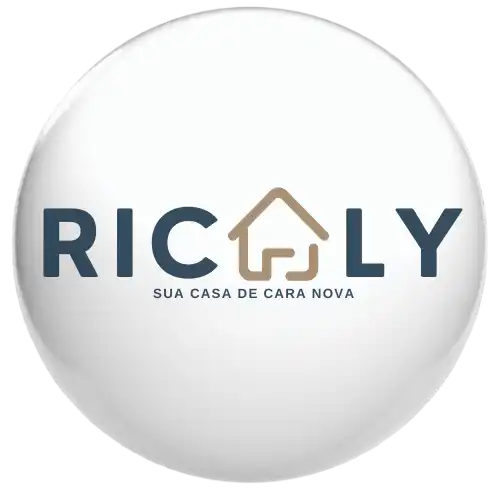 Design de logo circular branco apresentando a palavra 'RICALY' com um ícone de casa e texto em português abaixo.