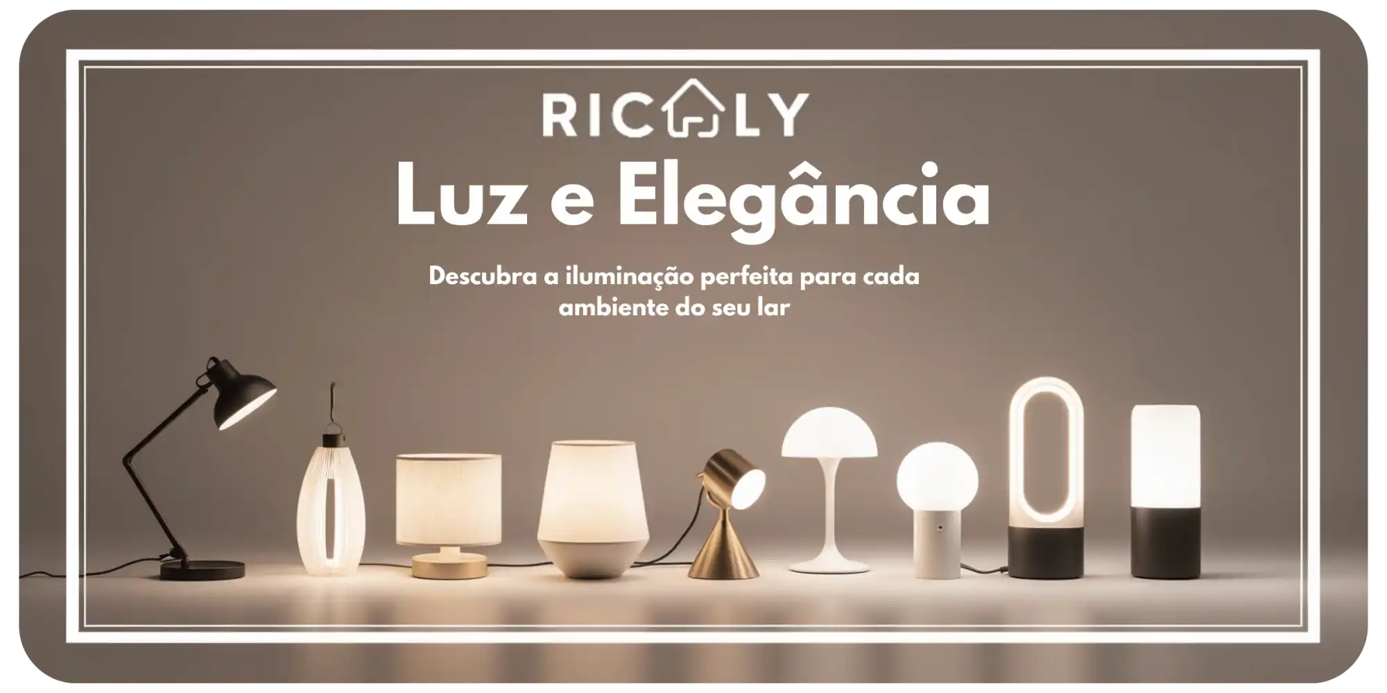 Coleção de lâmpadas de mesa iluminadas e luzes de escrivaninha dispostas em uma linha.