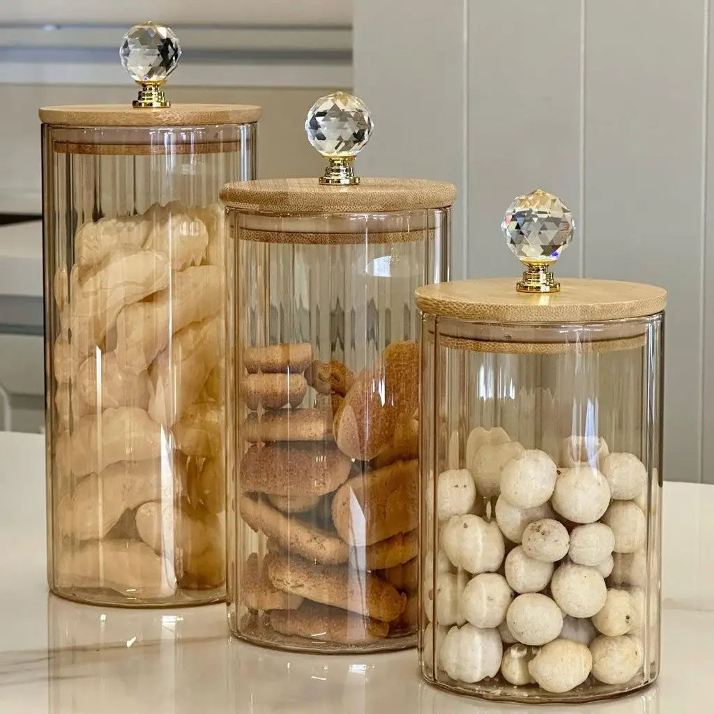 Três potes de vidro herméticos com botões de cristal para organização na cozinha