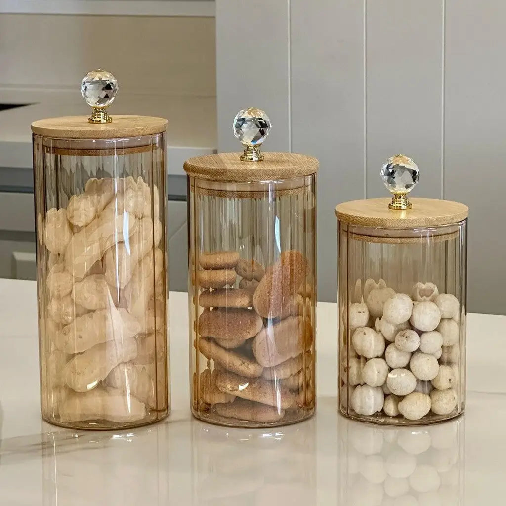 Conjunto de três potes herméticos de vidro com tampas de madeira e botões de cristal