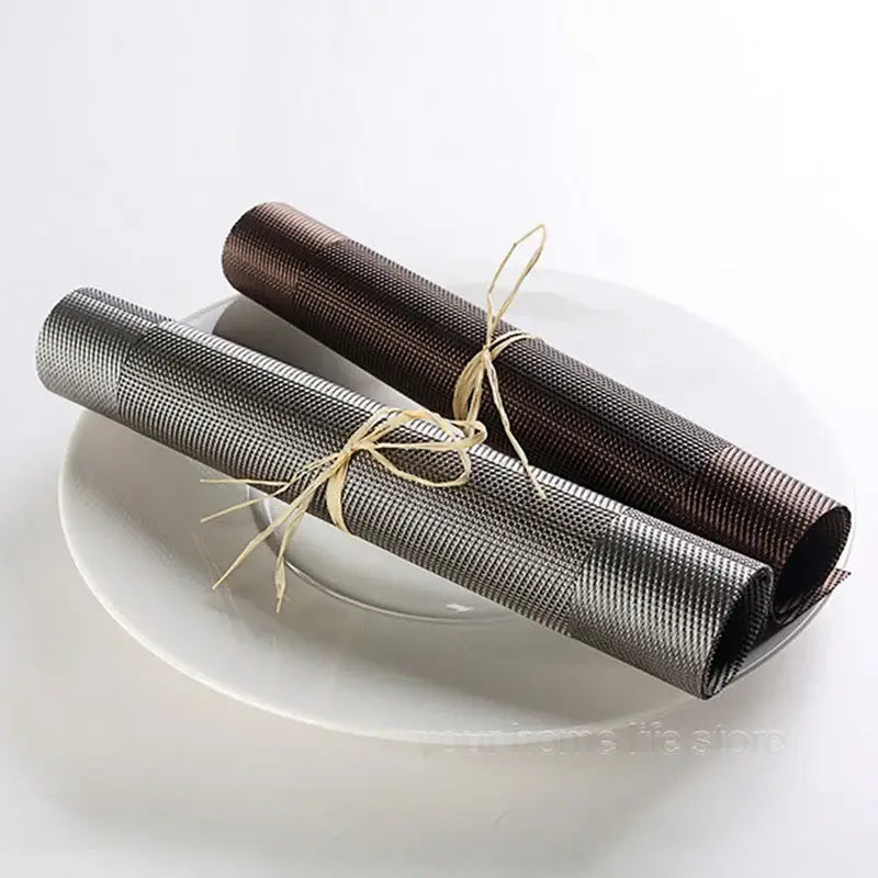 Conjunto Sousplat Antiderrapante Lavável Cinza com Rolados e Laços de Rafia