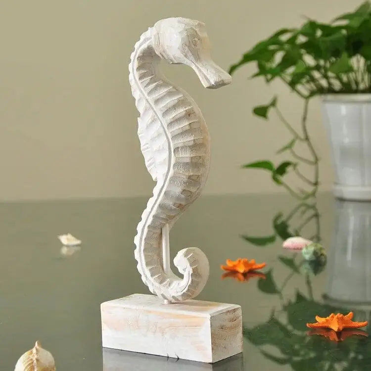 Escultura de cavalo-marinho branco em Decoração Marinha Artesanal Ricaly, toque Único Ricaly.