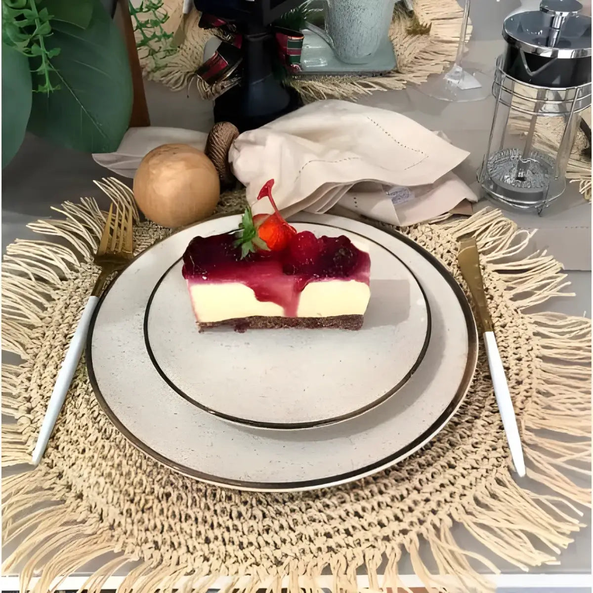 Fatia de cheesecake com cobertura de cereja.
