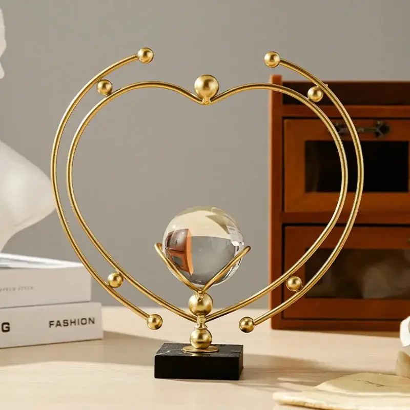Escultura de coração dourado com bola de cristal Nórdico Lenogue Ricaly