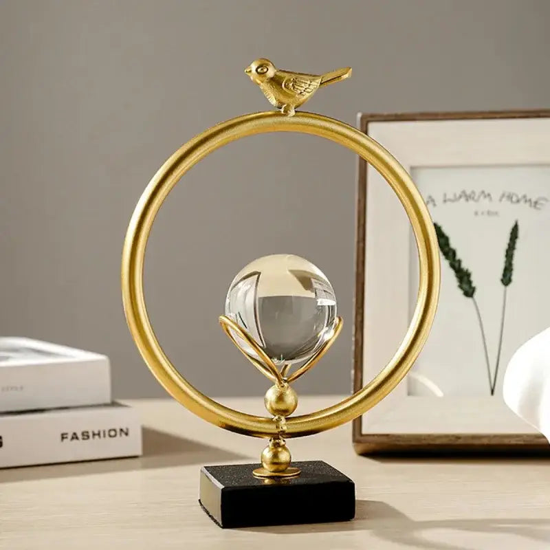 Anel dourado com pássaro de ouro e esfera de cristal da Escultura Metal Cristal Nórdico