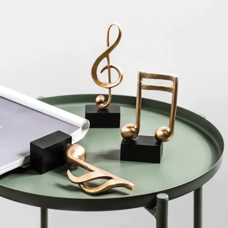 Escultura de notas musicais douradas em estilo decorativo Ricaly