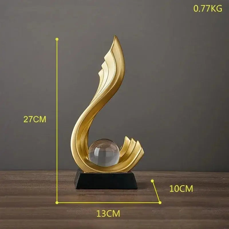 Estátua de resina dourada moderna com esfera de cristal em base preta Ricaly