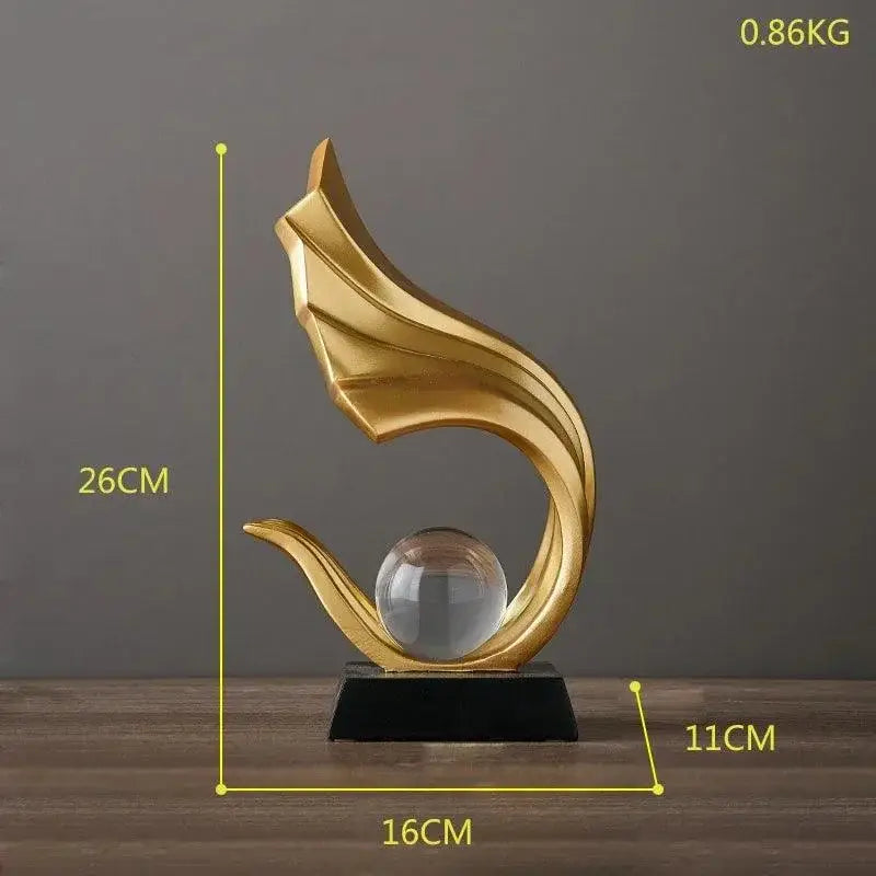 Estátua de resina dourada moderna com esfera de cristal para decoração Ricaly