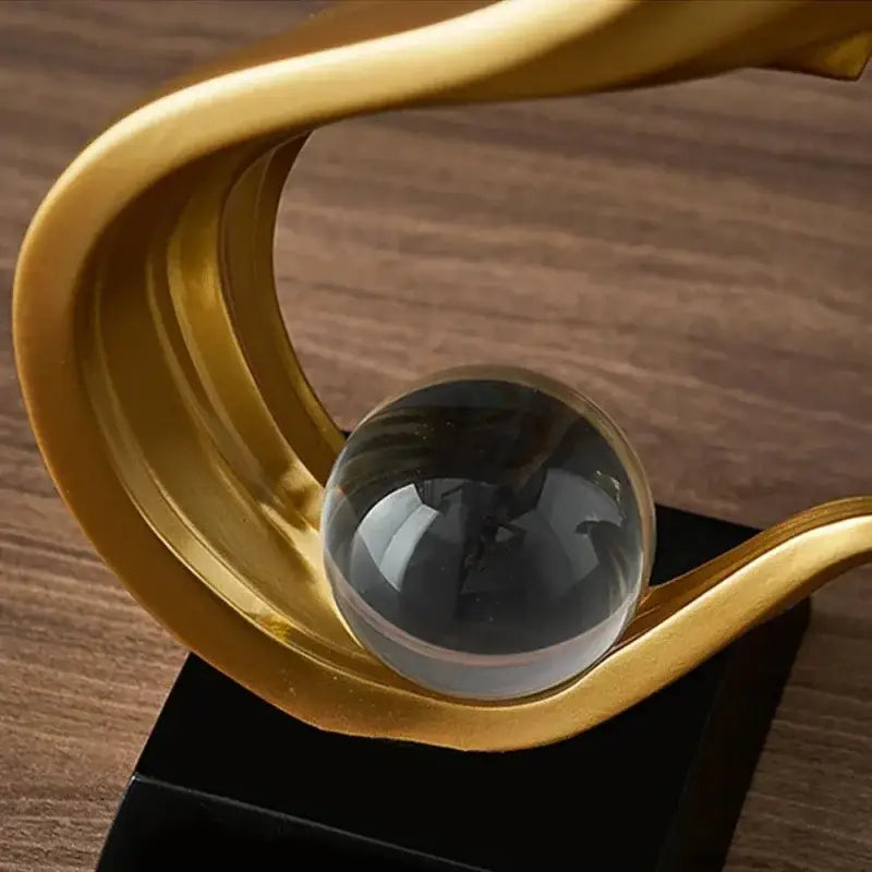 Escultura de onda dourada com esfera de cristal na decoração Ricaly Estátua Resina Premium