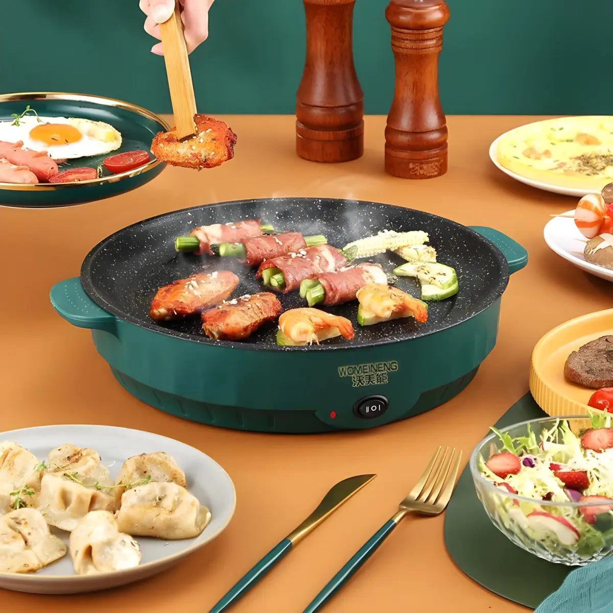 Frigideira Elétrica Multiuso SaborChef Ricaly com carne e legumes cozinhando