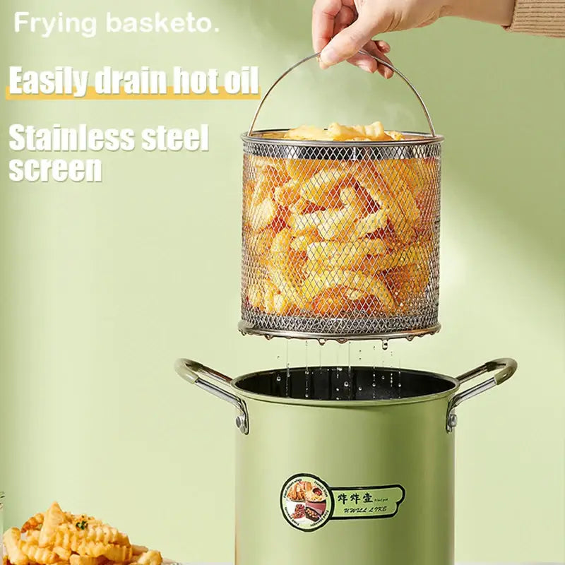 Cesta de fritar com batatas fritas na Fritadeira Elétrica Verde Cozinha Prática Ricaly