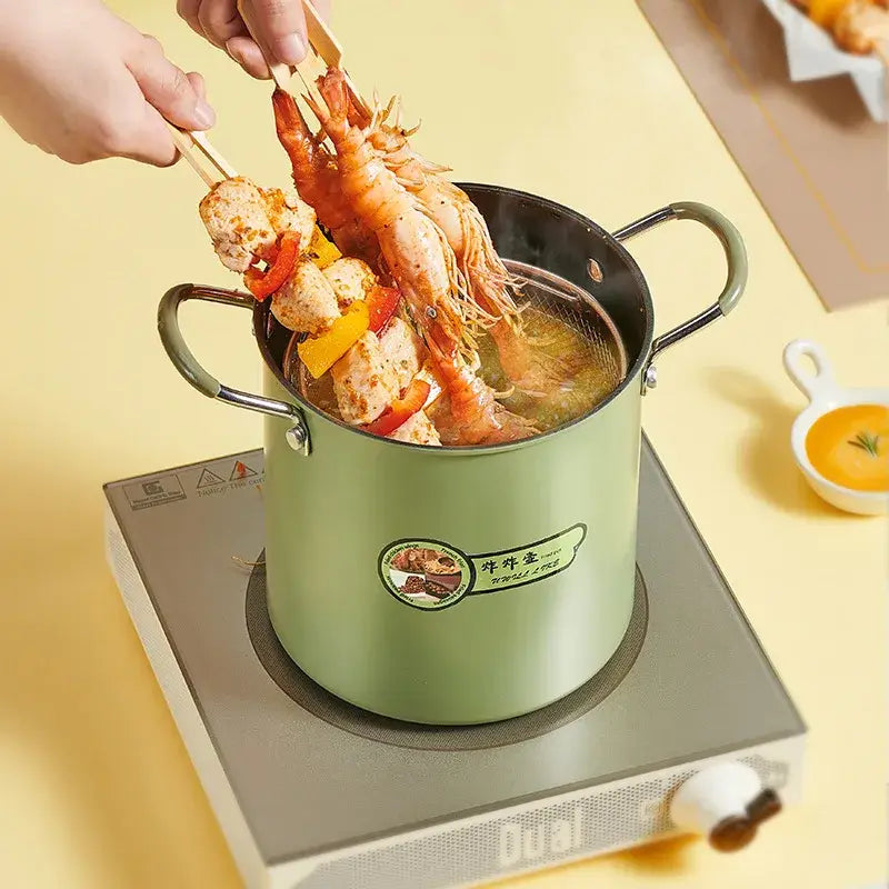 Panela de cozinha verde com espetinhos de comida na Fritadeira Elétrica Ricaly