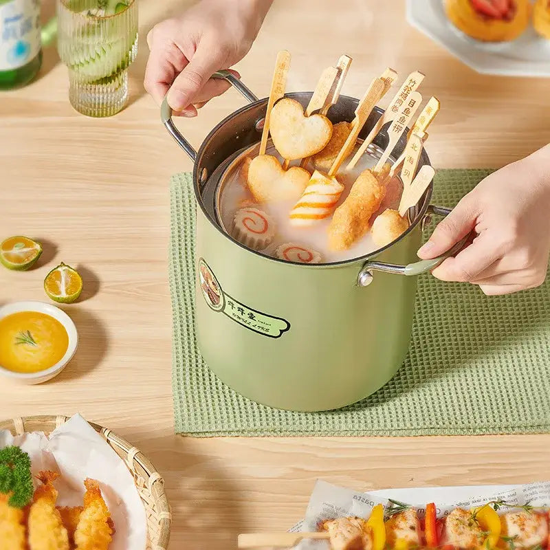 Panela verde com espetos de comida para fritadeira elétrica Cozinha Prática Ricaly
