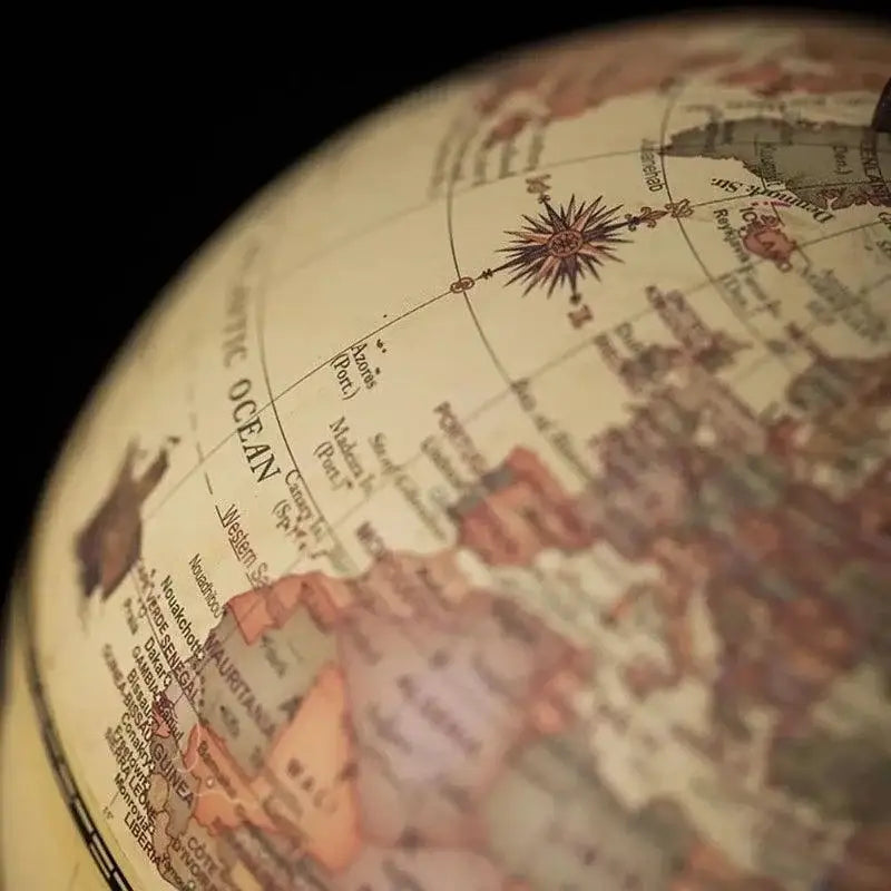 Globo vintage marrom decorativo com detalhes de mapa desbotado Ricaly