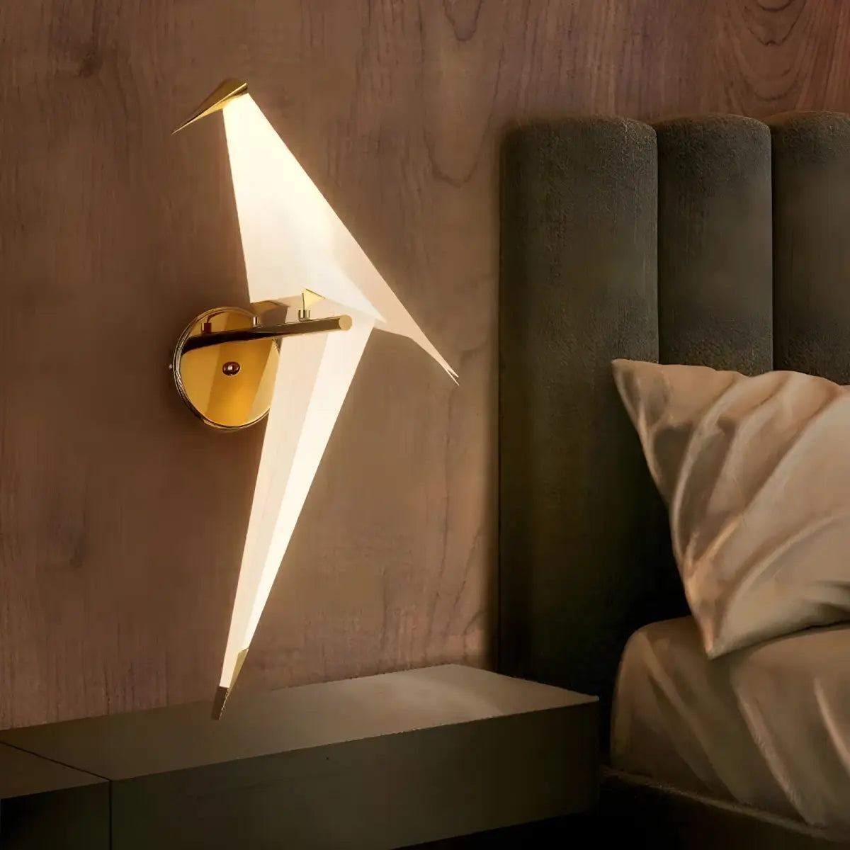 Luminária de parede iluminada com pássaros de origami.