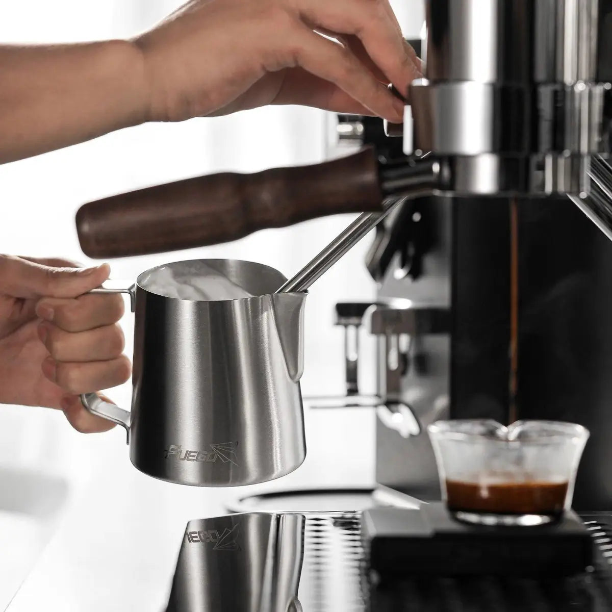 Jarra de Aço Inoxidável Ricaly sendo usada com máquina de espresso para café