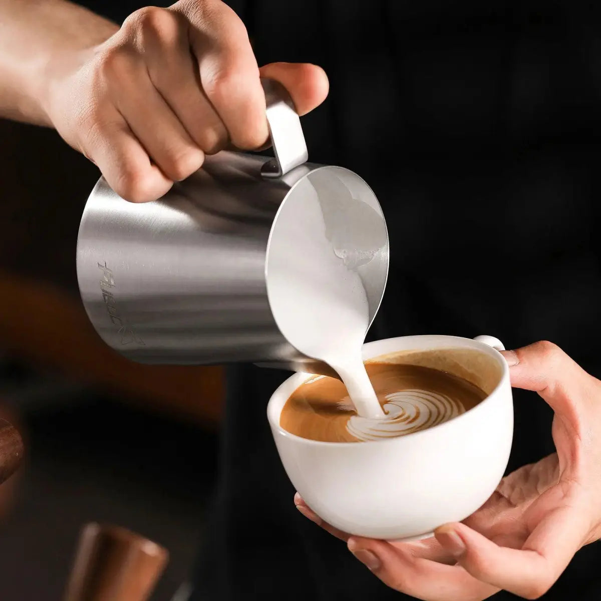 Leite sendo despejado em xícara para arte latte com Aço Inoxidável Ricaly