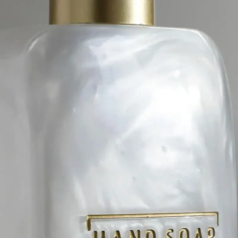 Dispenser de sabonete líquido perolado com detalhes dourados do Kit Banheiro Dourado Ricaly