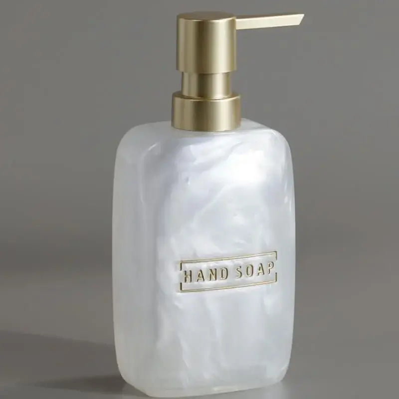 Dispenser de sabonete em pérola branca com pump dourado do Kit Banheiro Dourado Ricaly