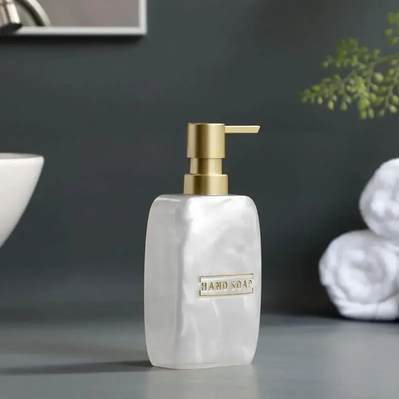 Dispenser de sabonete de mão de mármore branco com pump dourado do Kit Banheiro Dourado Ricaly