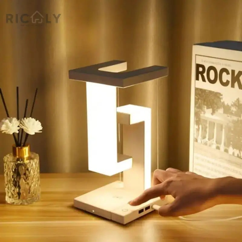 Luminária de Mesa com Carregador por Indução Ricaly