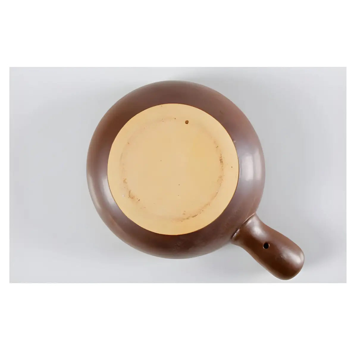 Panela de cerâmica marrom com fundo bege da Panela Cerâmica Chinesa Ricaly