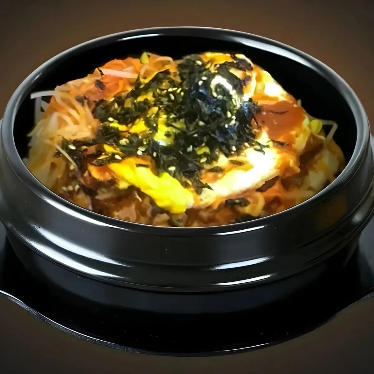 Bibimbap em tigela de pedra preta, parte do conjunto Panela Pedra Tradicional Ricaly