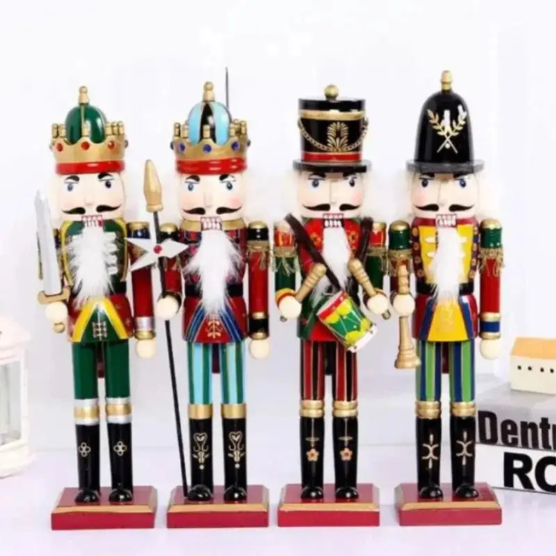 Quatro bonecos de madeira coloridos de Papai Noel para decoração natalina Ricaly