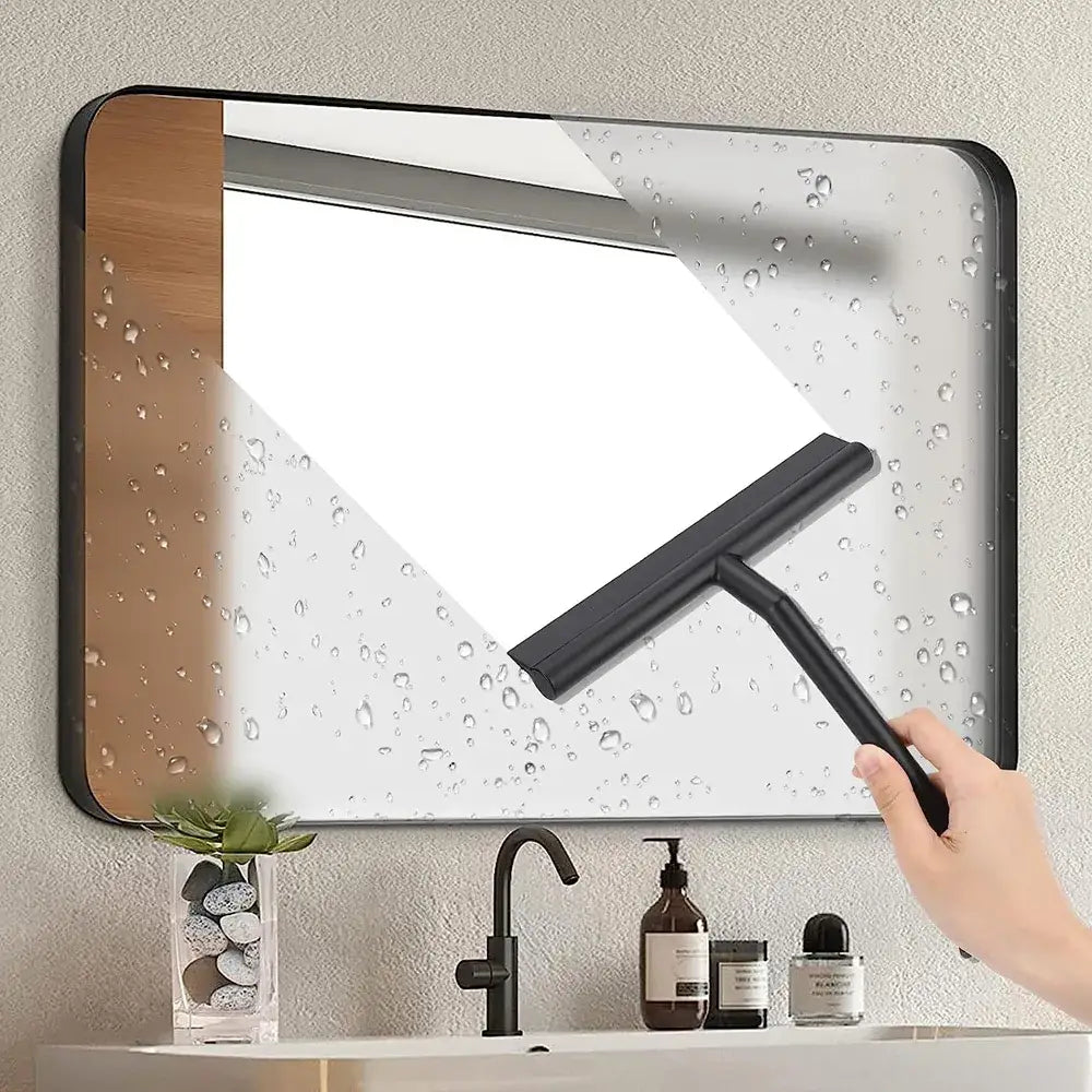 Esponja preta limpando espelho com produto Rodo Silicone Limpeza Rápida Eficiente