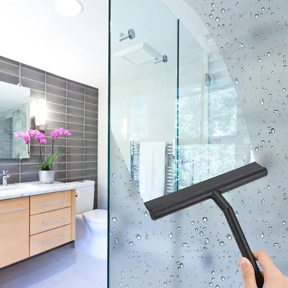 Squeegee preto limpando vidro do produto Rodo Silicone Limpeza Rápida Eficiente