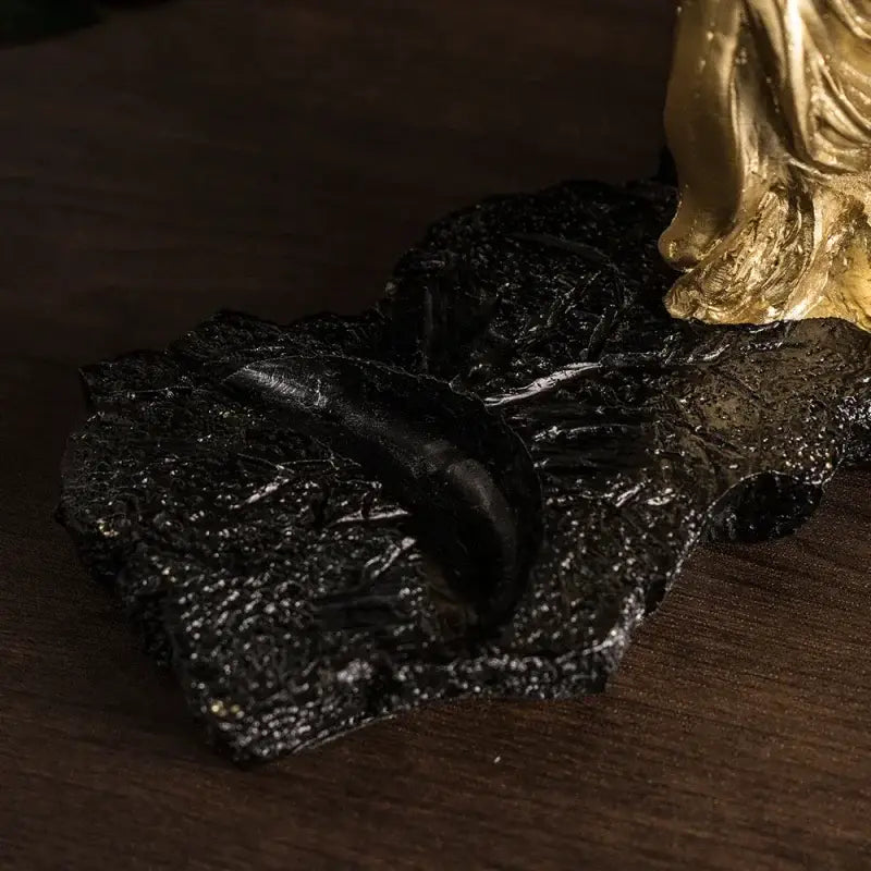 Cinzeiro texturizado preto com figura dourada, perfeito para o Suporte Vinho Ricaly