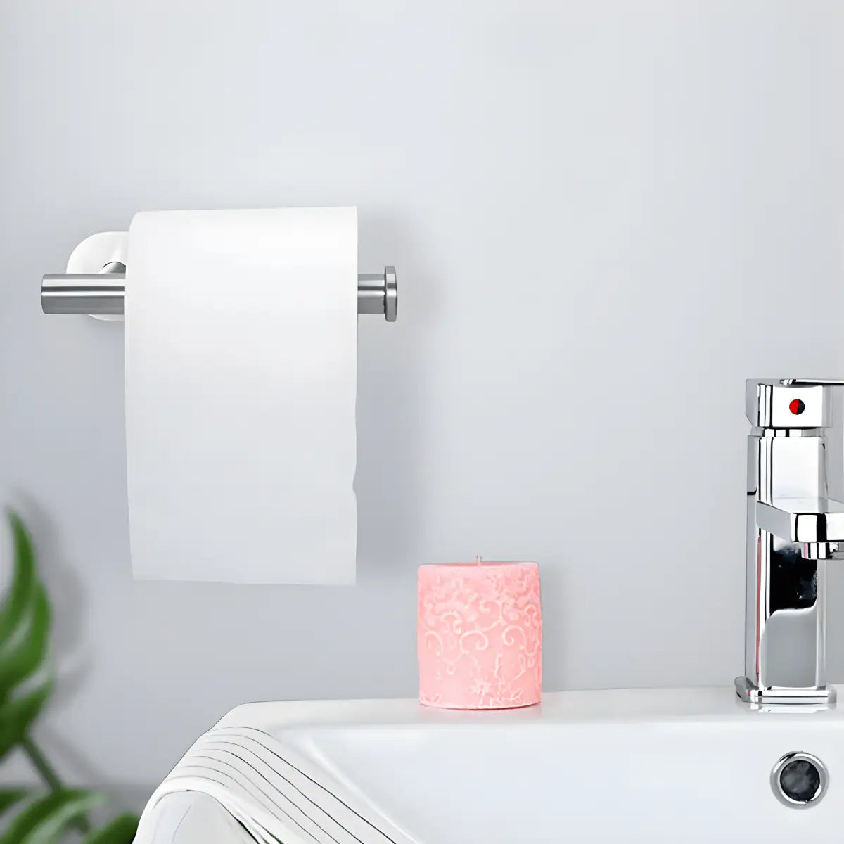 Rolo de papel higiênico branco no suporte de aço inox Durável Tule Ricaly