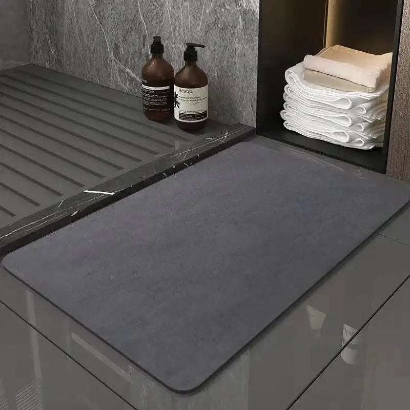 Tapete Antiderrapante Moderno Cinza com Acabamento Dourado Compre agora Ricaly